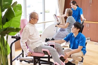 高齢者の見守りサービスとは 選ぶポイントや代表的なタイプを解説